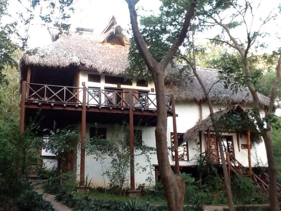 Tuani Ecolodge Tola Luaran gambar